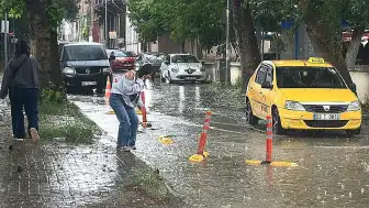 Edirne'de Ani Sağanak ve Dolu Yağışı Hayatı Felç Etti
