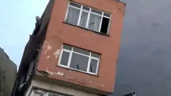 Erdek'te İnşaat Kazısı Nedeniyle Hasar Gören Bina Yıkıldı