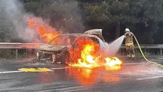 Esenyurt'ta Seyir Halindeki Otomobilde Yangın Çıktı