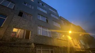 Fatih'te Cam Silen Kadın Apartman Boşluğuna Düşerek Hayatını Kaybetti