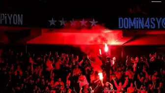 Galatasaray Şampiyonluğunu Taraftarıyla Kutluyor