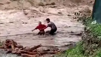 Hatay'da Selin Sürüklediği Kütükler Tehlikeye Rağmen Toplandı
