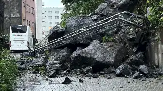 Hopa'da Heyelan: Dev Kayalar Yolu Kapattı, Trafik Durdu