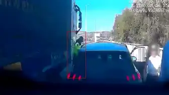 İzmir-Çeşme Otoyolu'nda Jandarma Personeli Tır ile Otomobil Arasında Sıkıştı