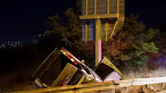 İzmir'de Su Kanalına Giren Hafif Ticari Araç Takla Atarak Şarampole Devrildi: 2 Kişi Hayatını Kaybetti