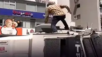 İzmir'deki Miting Öncesi Olaylarda TOMA Üzerine Çıkan Şüpheli D.Y. Tutuklandı