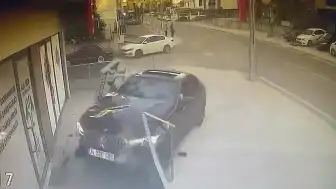 Kocaeli'de Otomobil İş Yerine Girdi: Kaza Anı Kamerada