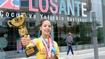 Lösemiyi Yenen 13 Yaşındaki K.B., Kick Boks Dünya Kupası'nda Şampiyon Oldu