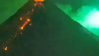 Mayon Yanardağı Üzerinde Meteor Görüntülendi