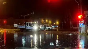 Osmaniye'de Sağanak Yağış Hayatı Olumsuz Etkiledi: Araçlar Suda Mahsur Kaldı