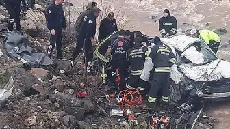 Otomobil dereye yuvarlandı: 2 kişi hayatını kaybetti, 1 kişi yaralandı