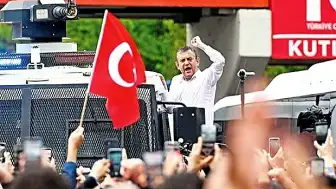 Özgür Özel, TOMA Üzerine Çıkarak Meclis'e Yürüdü