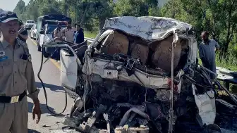 Pakistan'da Trafik Kazası: 17 Kişi Hayatını Kaybetti