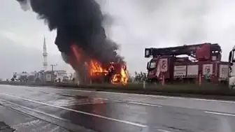 Sakarya'da Yolcu Otobüsü Motor Kısmından Alev Aldı