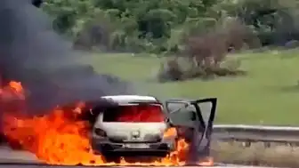 TAG Otoyolu'nda Seyir Halindeki Otomobil Alev Aldı, Sürücü ve Yolcular Kurtuldu