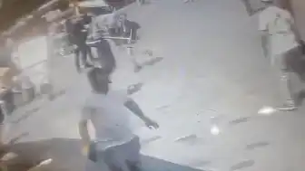 Taksim'de Kazmalı Saldırı: Esnaf Tekme Tokat Dövüldü