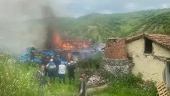 Tokat'ın Zile İlçesinde Ahşap Evde Yangın: Kullanılmaz Hale Geldi