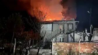 Tosya'da Çıkan Yangında İki Katlı Ev Kullanılmaz Hale Geldi