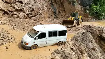 Trabzon'da Heyelan Nedeniyle Minibüs Çamura Saplandı: 3 Kişi Kurtarıldı