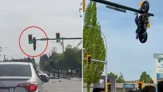 Trafik ışığında asılı kalan motosiklet şaşkınlık yarattı