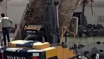 Yıkım Sırasında İş Makinesinin Üzerine Beton Bloğu Düştü