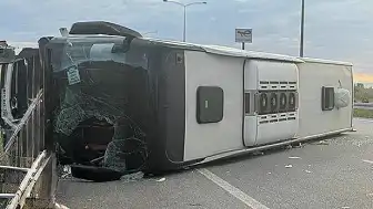Yolcu Otobüsü Kontrolden Çıkarak Devrildi: 25 Yaralı