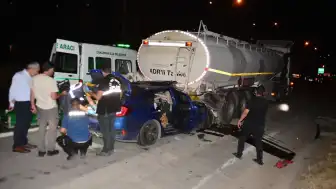 Adana'da Tankerle Çarpışan Otomobildeki Sürücü Hayatını Kaybetti, 2 Çocuk Yaralandı