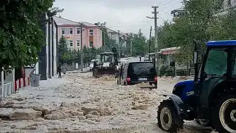 Afyonkarahisar'da Şiddetli Dolu Yağışı: Yollar Kapandı, Tarım Arazileri Zarar Gördü