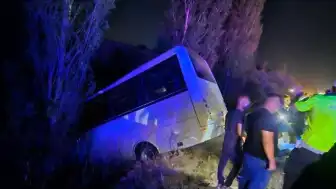 Ankara Mamak'ta servis minibüsü ile otomobil çarpıştı: 8 yaralı