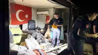 Antalya Serik'te Kontrolden Çıkan Otomobilin Motoru İşçi Barakasına Uçtu