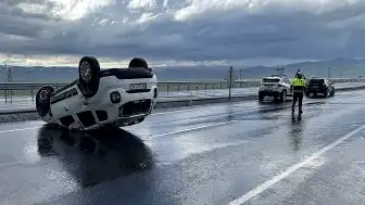 Ardahan'da Trafik Kazası: Otomobil Devrildi, Sürücü Yaralandı