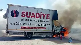 Ataşehir'de Park Halindeki Kamyonet Küle Döndü