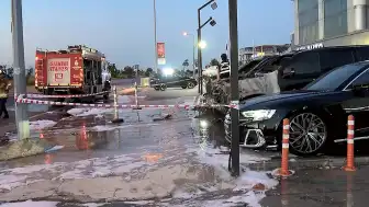 Bakırköy'de Galeride Bulunan 4 Lüks Otomobil Kundaklanma Şüphesiyle Yandı
