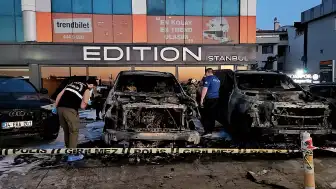 Bakırköy'de Oto Galerde Çıkan Yangında 4 Araç Kül Oldu, Kundaklama Şüphesi Araştırılıyor