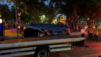 Bakırköy'de Trafik Kazası: Kırmızı Işıkta Bekleyen Araca Çarpan Otomobil Devrildi