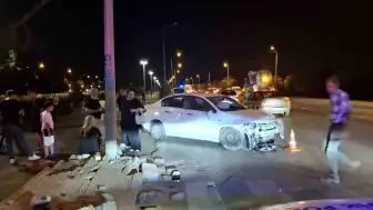 Bursa Osmangazi'de Makas Atan Otomobil İki Aracı Dereye Sürükledi: 6 Yaralı