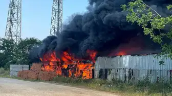 Bursa'da Boya Fabrikasında Yangın: İtfaiye Ekipleri Müdahale Ediyor