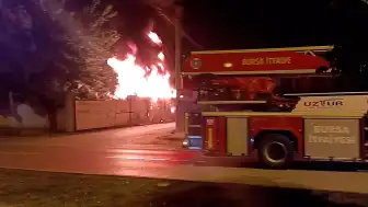 Bursa'da Geri Dönüşüm Tesisinde Yangın Söndürüldü