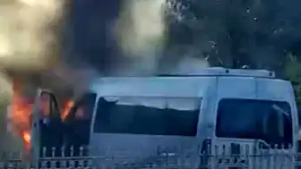 Diyarbakır'da Seyir Halindeki Minibüs Alevlere Teslim Oldu