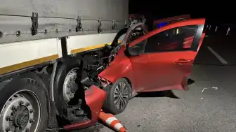 Edirne'de Tıra Arkadan Çarpan Otomobilin Sürücüsü Hayatını Kaybetti
