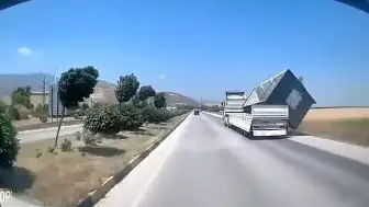 HATAY'DA FIRTINA NEDENİYLE TIR'DAN DÜŞEN KONTEYNER GÜVENLİK KAMERASINDA