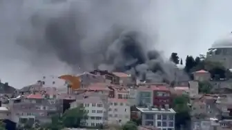 İstanbul Fatih'te Bina Yangını: Çevredeki Araçlar Zarar Gördü