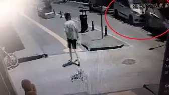 Manavgat'ta Hafif Ticari Araçlar Çarpıştı: Kaza Anı Kamerada