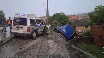 Manisa Kula'da 3 Aracın Karıştığı Trafik Kazası: 2 Ölü, 4 Yaralı