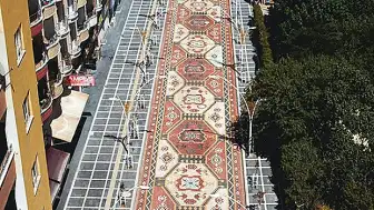 Mardin'de 220 Metre Uzunluğundaki Halı Motifli Cadde İlgi Odağı Oldu