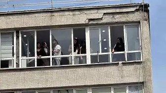 Samsun'da İş Hanından Düşen Sıva Parçaları 2 Kişiyi Yaraladı