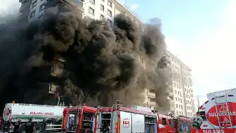 Şanlıurfa'da Depo Yangını 10 Katlı Apartmana Sıçradı
