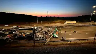 Sarıyer'de Hafriyat Kamyonu Kazası: Kuzey Marmara Otoyolu'nda Trafik Durdu