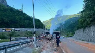Trabzon'da Bariyerlere Çarpan Kamyon Alev Aldı: Sürücü Hayatını Kaybetti
