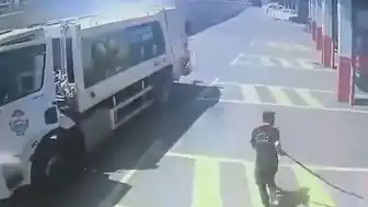 Yalova'da Seyir Halindeki Çöp Kamyonunda Çıkan Yangın İtfaiye İstasyonuna Götürülerek Söndürüldü